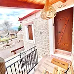 Olive Stone House Domek alpejski Aliartos